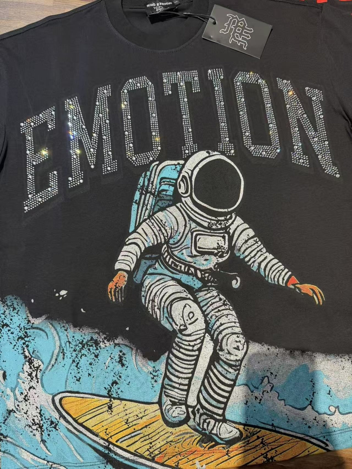 MIXED EMOTION Astronaut Surf Graphic T-Shirt
